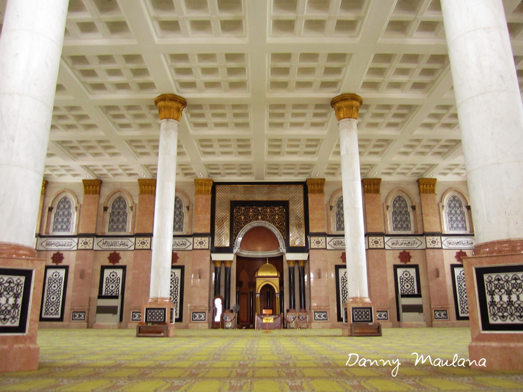 
Interior Masjid Dian Al-Mahri menghadap ke Mihrab